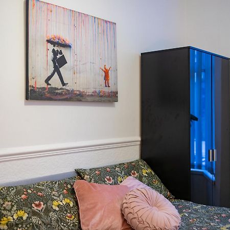 Cozy Rooms In Shared Accommodation Near Anfield Stadium With Parking And Wifi 리버풀 외부 사진
